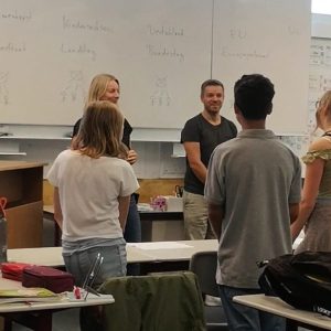 Deniz Kurku mit Schüler*innen